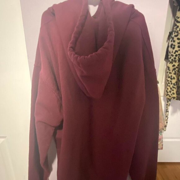 M Gildan burgundy hoodie - Picture 2 of 3
